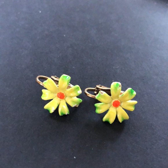Vintage MCM Painted Metal Flower Brooch and Clip-on Earrings Lot - Picture 8 of 11